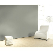 Heller Raum mit Sessel, Stehlampe und Wandgestaltung