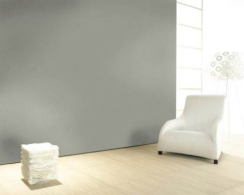 Pièce lumineuse avec fauteuil, lampadaire et décoration murale