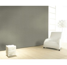 Heller Raum mit Sessel, Lampe und Dekoration