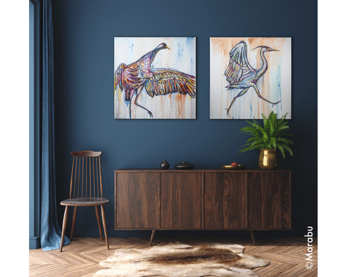 Salon avec deux tableaux d''oiseaux, commode en bois, chaise et tapis