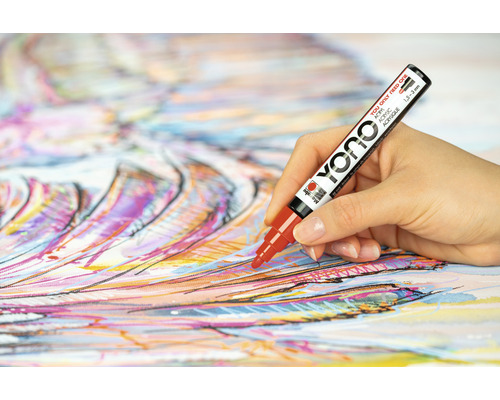 Une main peignant sur une toile avec un marqueur acrylique rouge Yono.
