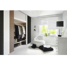 Chambre lumineuse avec rideaux coulissants, stores et dressing