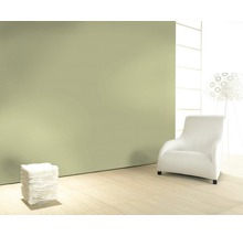 Wohnzimmer mit Sessel, Lampe und Wandgestaltung