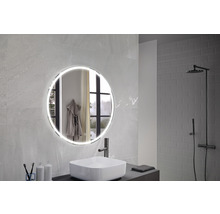Modernes Badezimmer mit rundem Spiegel mit Beleuchtung, Waschbecken und Dusche