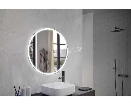 Salle de bains moderne avec miroir rond lumineux, lavabo et douche