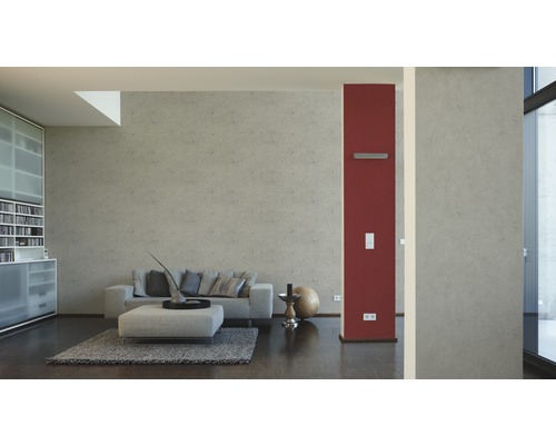 Wohnzimmer mit Sofa, Hocker, Teppich und Schrank