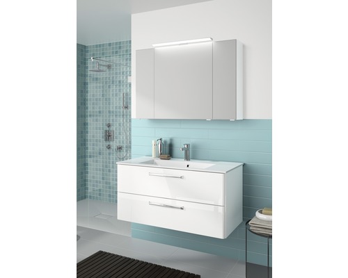 Badezimmer mit Waschbeckenunterschrank, Spiegelschrank und Dusche