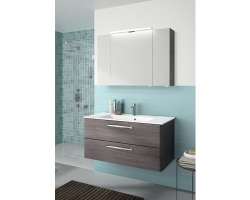 Badezimmer mit Waschtischunterschrank, Waschbecken, Spiegelschrank und Beleuchtung