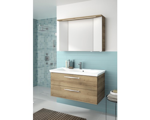 Badezimmer mit Waschtischunterschrank, Waschbecken und Spiegelschrank