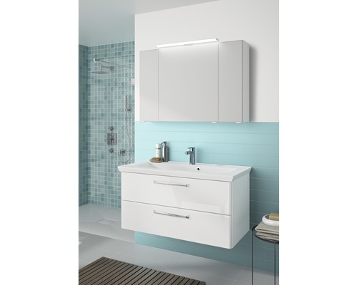 Salle de bains avec meuble sous-lavabo, lavabo, armoire de toilette et douche