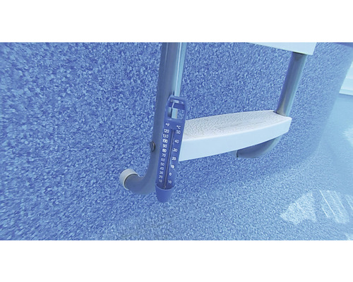 Thermomètre de piscine fixé à une échelle de piscine dans l''eau