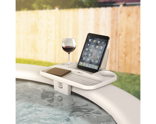 Tablet, Weinglas und Untersetzer auf einem Whirlpool-Tablett
