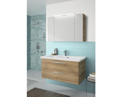 Badezimmer mit Waschtischunterschrank, Waschbecken, Spiegelschrank und Beleuchtung