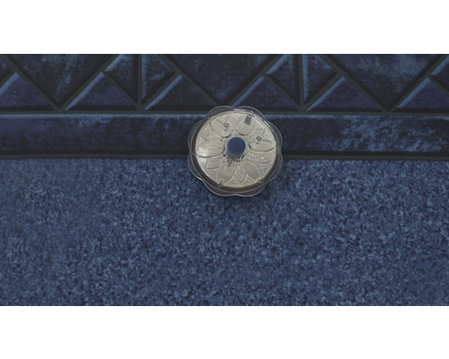 Poolscheinwerfer an Beckenwand