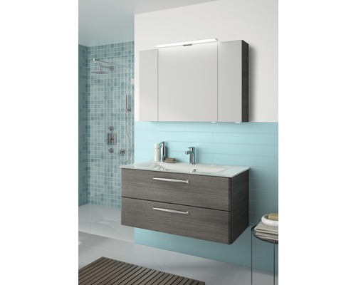 Badezimmer mit Waschbeckenunterschrank, Spiegelschrank und Beleuchtung