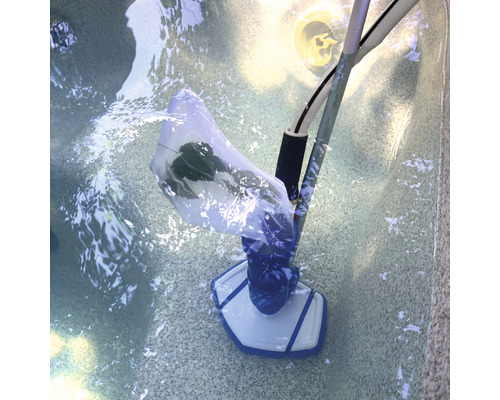 Nettoyage de piscine avec épuisette et aspirateur