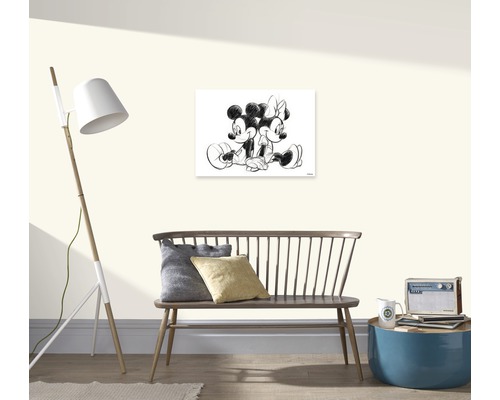 Salon avec banc, lampe, table et une peinture murale avec Mickey Mouse et Minnie Mouse