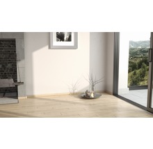 Heller Raum mit Kamin, Holzboden und Blick ins Grüne
