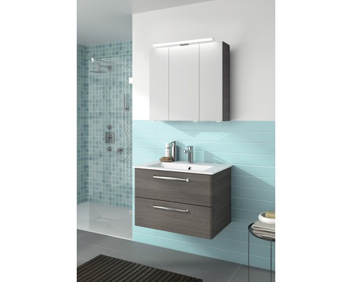 Badezimmer mit Waschtischunterschrank, Waschtisch und Spiegelschrank mit Beleuchtung