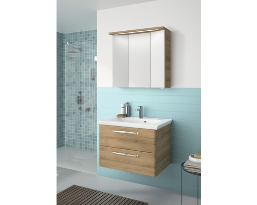 Badezimmer mit Waschtischunterschrank, Waschbecken und Spiegelschrank