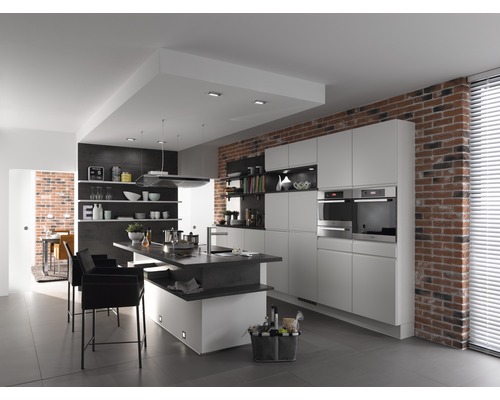 Helle Küche mit Kochinsel, Backsteinwand und modernen Geräten