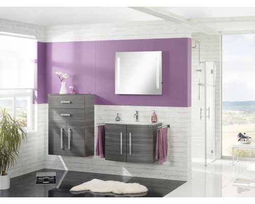 Badezimmer mit Waschtischunterschrank, Spiegelschrank, Hochschrank und Dusche