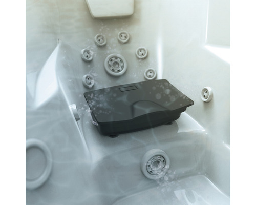 Innenansicht eines Whirlpools mit Düsen und Steuerung