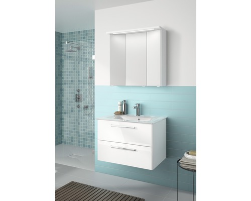 Salle de bain moderne avec meuble-lavabo, armoire de toilette et douche.