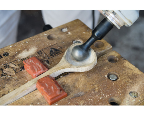 Herstellung eines Holzlöffels mit einem Fräswerkzeug auf einer Werkbank