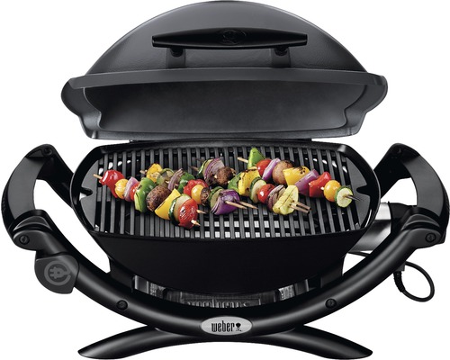 Elektrogrill mit Gemüsespießen auf dem Grillrost