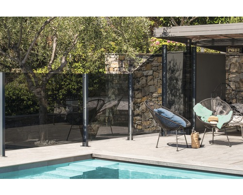 Scène avec piscine, brise-vue et sièges d''extérieur