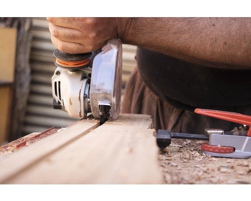 Handwerker schneidet Holz mit einer Handkreissäge