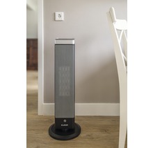 Radiateur électrique sur pied sur un plancher en bois à côté d''une prise de courant