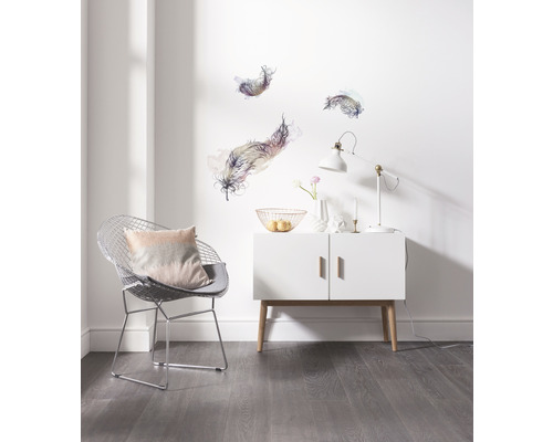 Intérieur lumineux avec stickers muraux à plumes, chaise en fil d''acier et armoire blanche