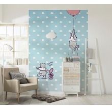 Kinderzimmer mit Winnie Puuh Tapete, Kommode und Sessel
