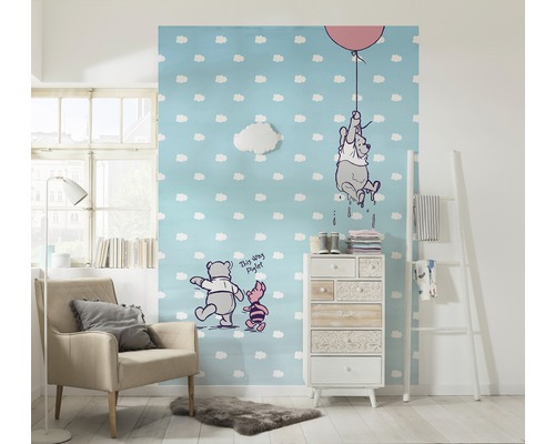 Chambre d''enfant avec papier peint Winnie l''ourson, commode et fauteuil
