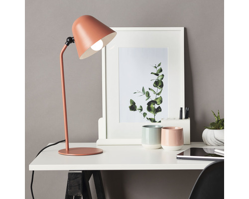 Schreibtisch mit Schreibtischleuchte, Bilderrahmen, Tassen und Tablet