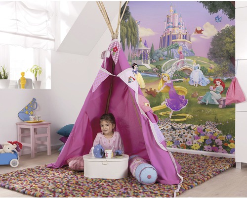 Chambre d''enfant avec tipi rose, tapis de jeu et papier peint sur le thème des princesses Disney.