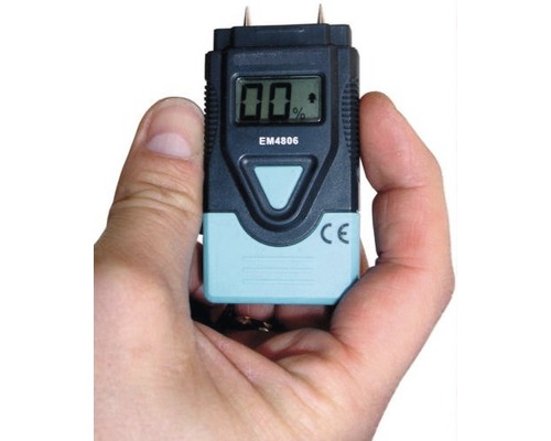 Feuchtigkeitsmesser in einer Hand