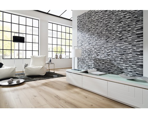 Espace de vie lumineux avec parquet, mur en mosaïque et grandes fenêtres