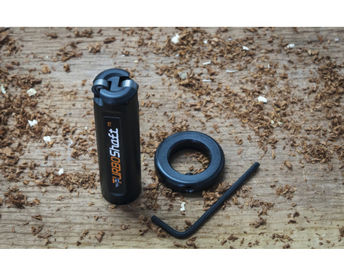 TurboShaft Werkzeug mit Ring und Innensechskantschlüssel auf einer Holzoberfläche