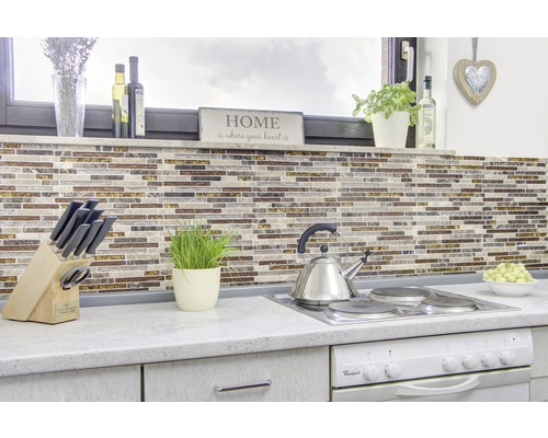 Küchenszene mit Mosaikfliesen, Messerset, Wasserkocher und Kochfeld