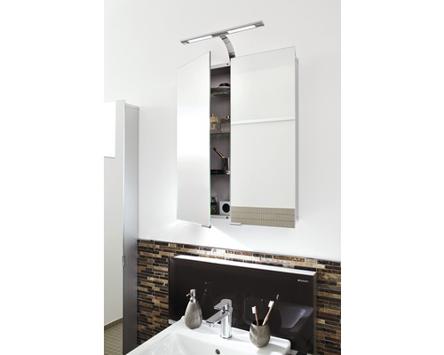 Spiegelschrank mit Beleuchtung über einem Waschbecken im Badezimmer.