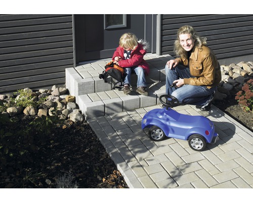 Extérieur avec pavés sur terrasse avec mère et enfant