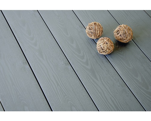 Lames de terrasse en bois avec trois boules décoratives