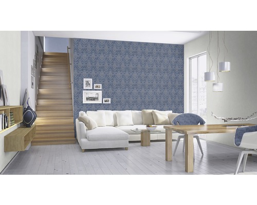 Salon avec papier peint à motifs bleus, escalier et table à manger