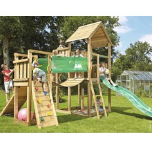 Aire de jeux avec toboggan, mur d''escalade, bac à sable et plusieurs enfants dans le jardin.