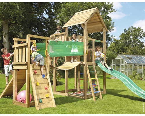 Aire de jeux avec toboggan, mur d''escalade, bac à sable et plusieurs enfants dans le jardin.