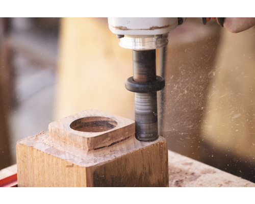 Holzbearbeitung mit einer Oberfräse an einem Werkstück.