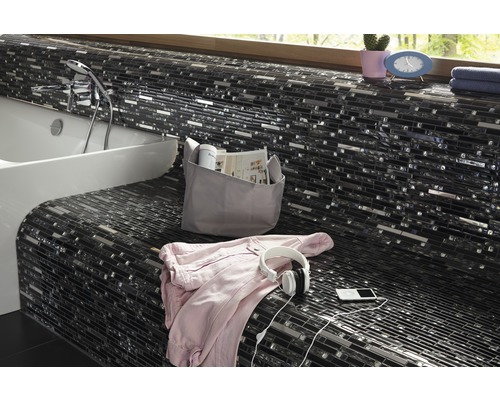 Salle de bains avec mosaïque, baignoire et accessoires